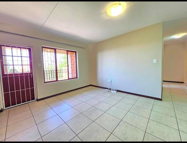 3 BEDROOM APARTMENT FOR SALE IN CONSTANTIA KLOOF